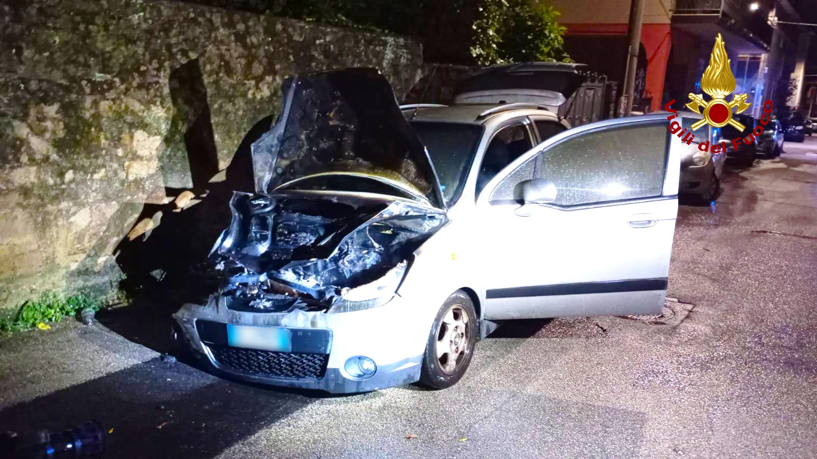 SPERONE. Data alle fiamme auto in sosta SPERONE. Data alle fiamme auto in sosta