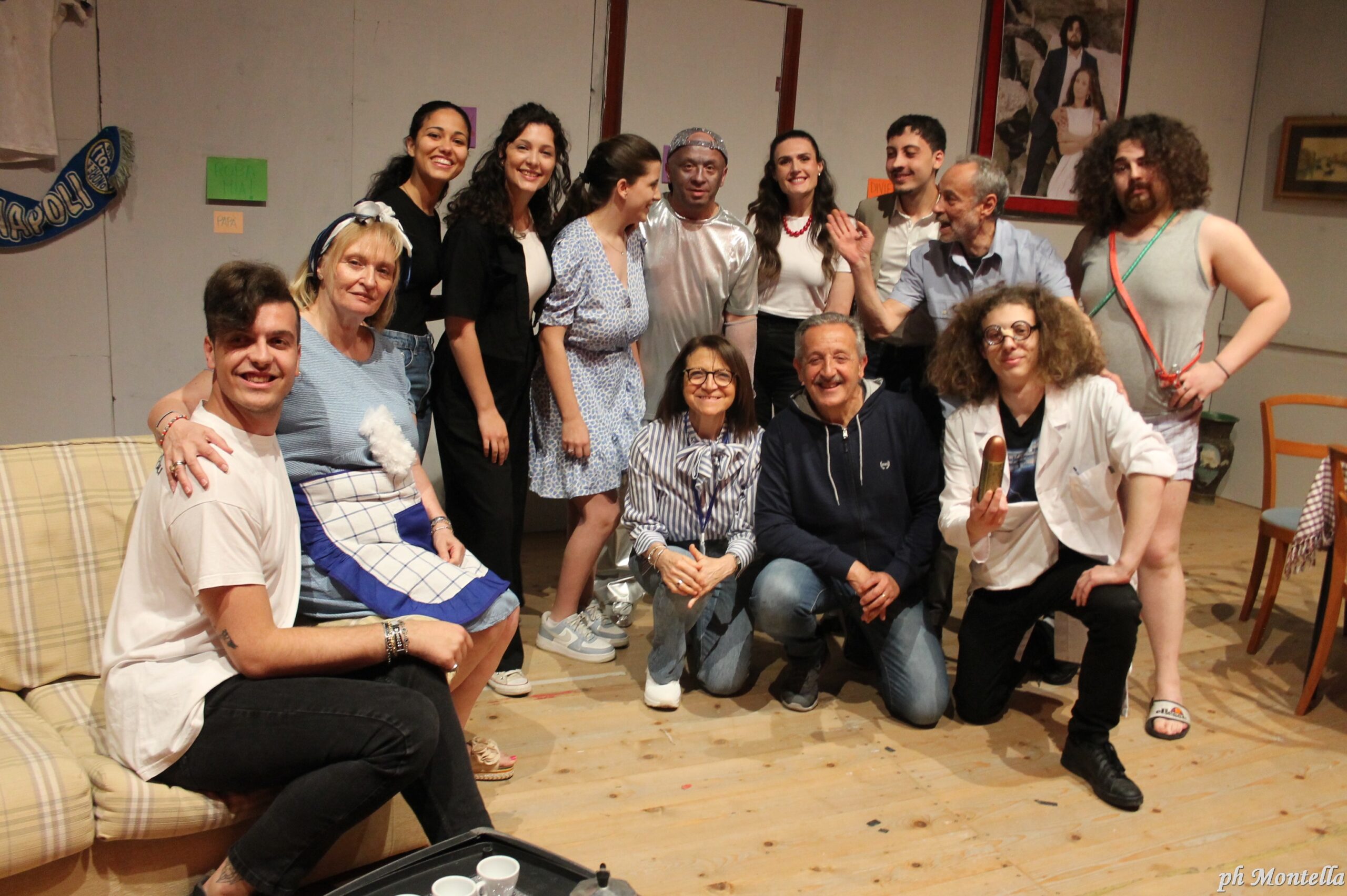 BAIANO. L’ Aquilone in scena, con Difetti di famiglia. Al Colosseo primo piano per Mexs, l’ androide modello maschio evoluto BAIANO. L’ Aquilone in scena, con Difetti di famiglia. Al Colosseo primo piano per Mexs, l’ androide modello maschio evoluto