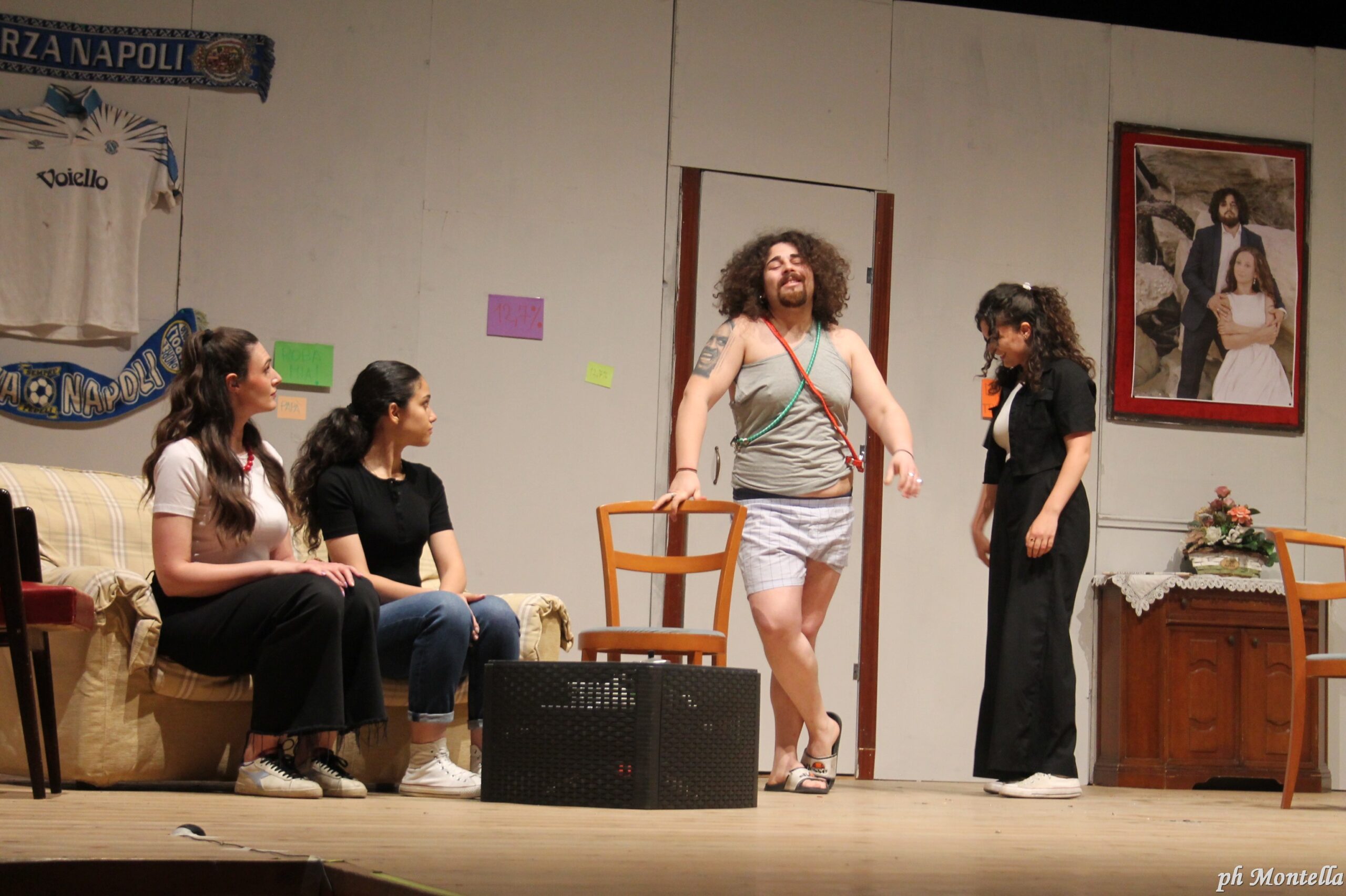 BAIANO. L’ Aquilone in scena, con Difetti di famiglia. Al Colosseo primo piano per Mexs, l’ androide modello maschio evoluto BAIANO. L’ Aquilone in scena, con Difetti di famiglia. Al Colosseo primo piano per Mexs, l’ androide modello maschio evoluto