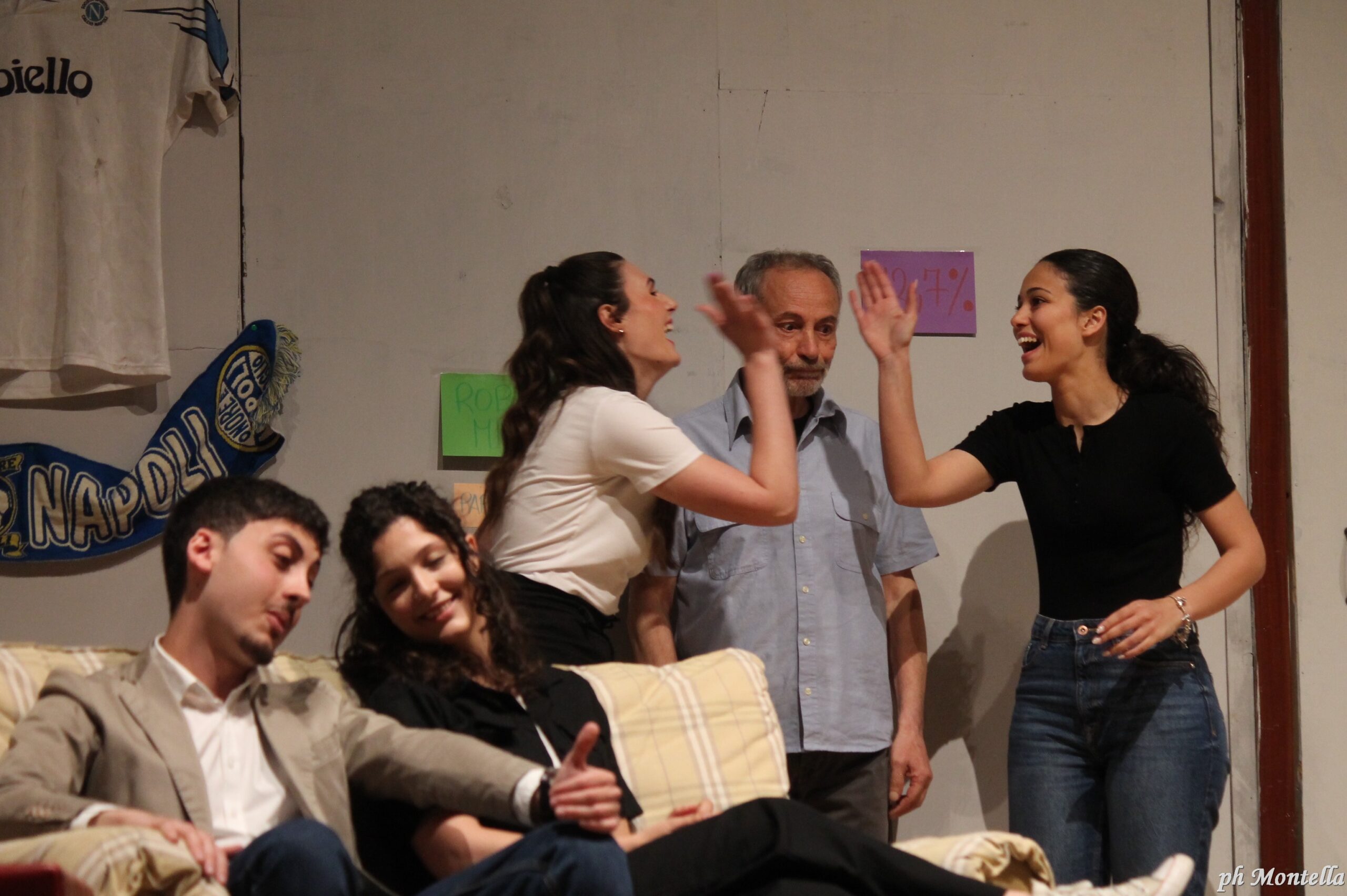 BAIANO. L’ Aquilone in scena, con Difetti di famiglia. Al Colosseo primo piano per Mexs, l’ androide modello maschio evoluto BAIANO. L’ Aquilone in scena, con Difetti di famiglia. Al Colosseo primo piano per Mexs, l’ androide modello maschio evoluto