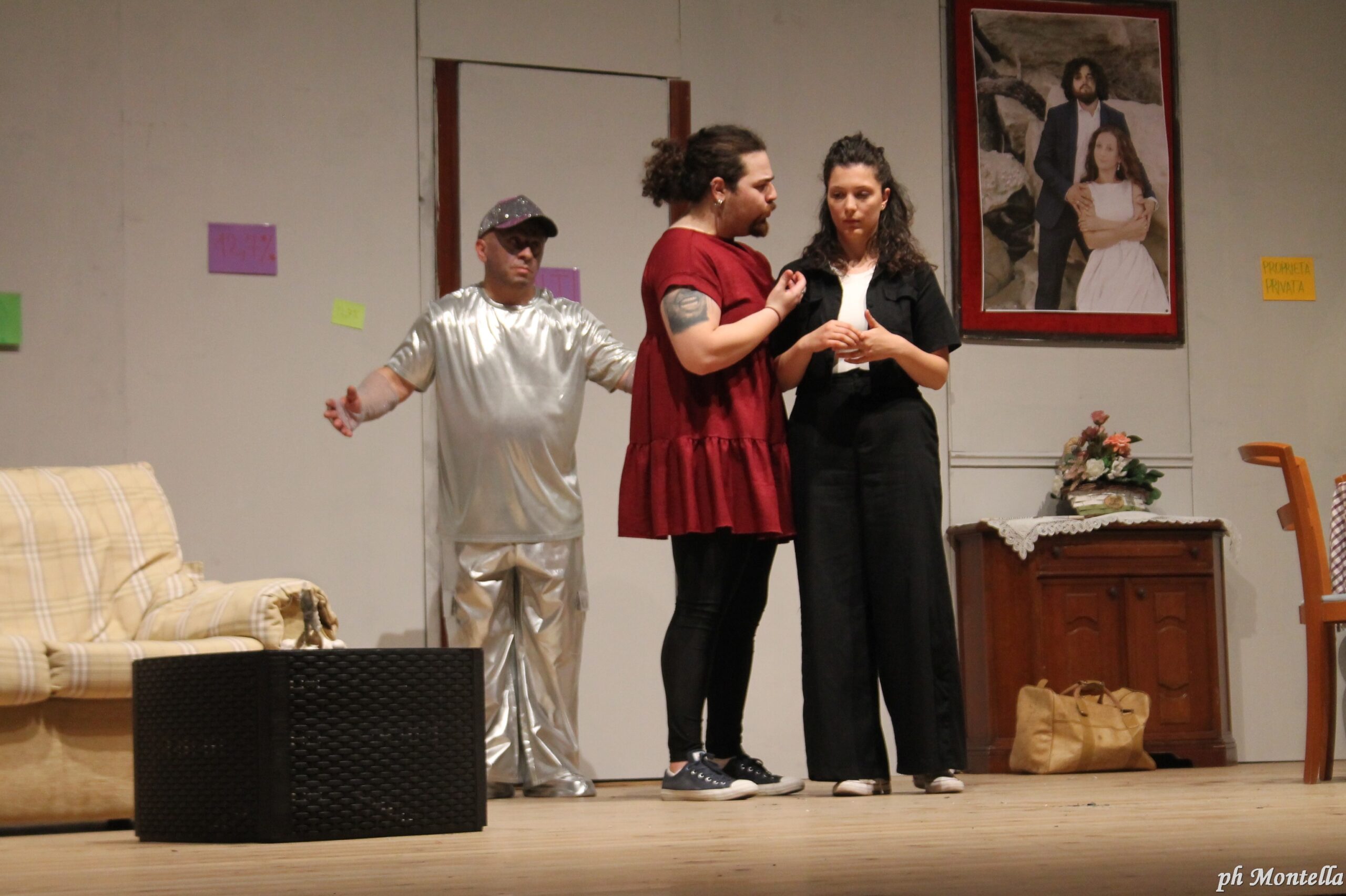 BAIANO. L’ Aquilone in scena, con Difetti di famiglia. Al Colosseo primo piano per Mexs, l’ androide modello maschio evoluto BAIANO. L’ Aquilone in scena, con Difetti di famiglia. Al Colosseo primo piano per Mexs, l’ androide modello maschio evoluto