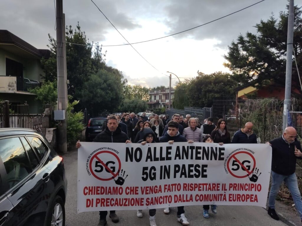 Fiaccolata ad Avella per dire un No deciso alle Antenne 5G. Video e Foto