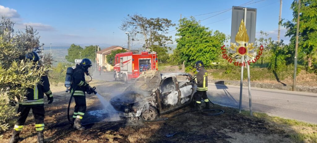 Doppio Intervento dei Vigili del Fuoco di Avellino: Incidente stradale e incendio autovettura