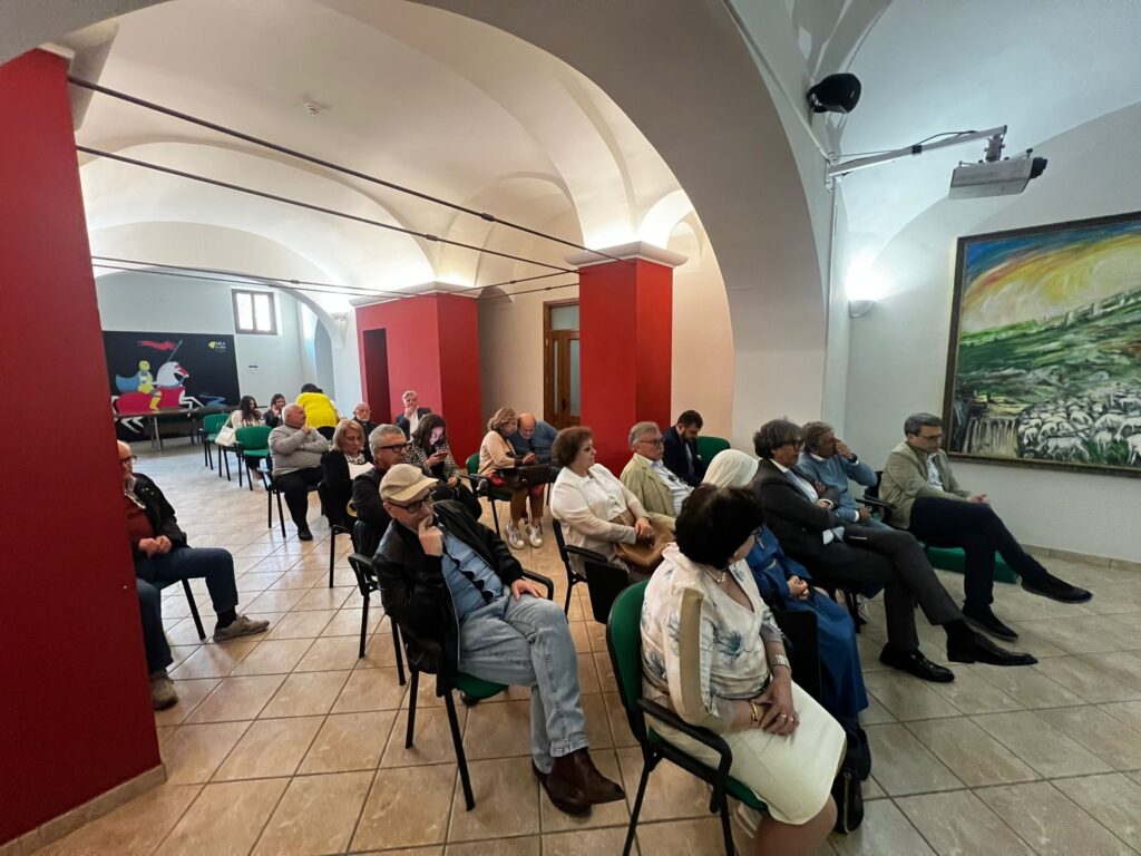 AVELLA. Presentati i testi Rompere in caso di emergenza e Passeggiando nella mia vita di Cassese e Muccio. Video AVELLA. Presentati i testi Rompere in caso di emergenza e Passeggiando nella mia vita di Cassese e Muccio. Video