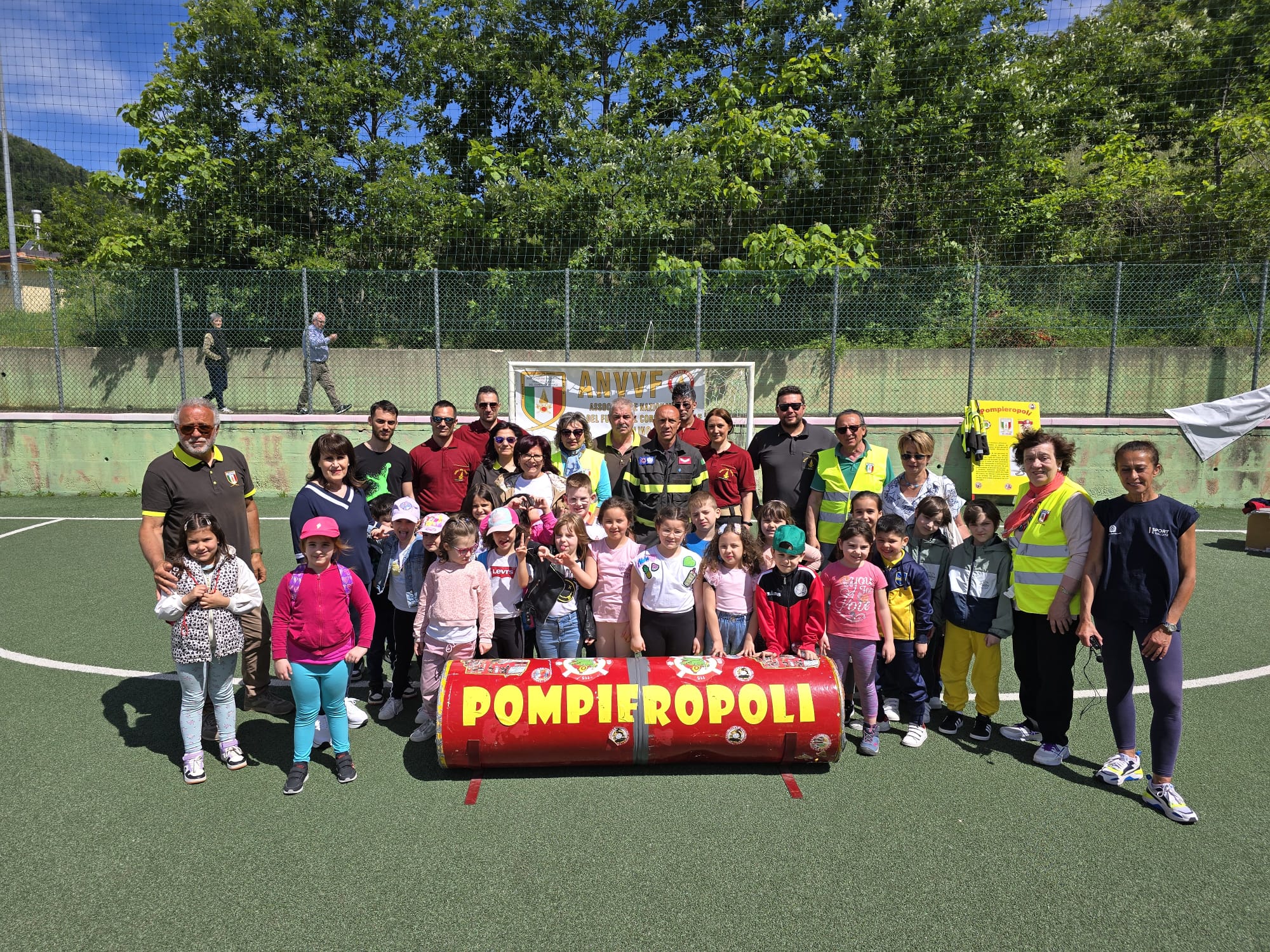 AVELLINO. Pompieropoli: Una Mattinata di Avventure per i Bambini dellIstituto Comprensivo G. Pascoli AVELLINO. Pompieropoli: Una Mattinata di Avventure per i Bambini dellIstituto Comprensivo G. Pascoli