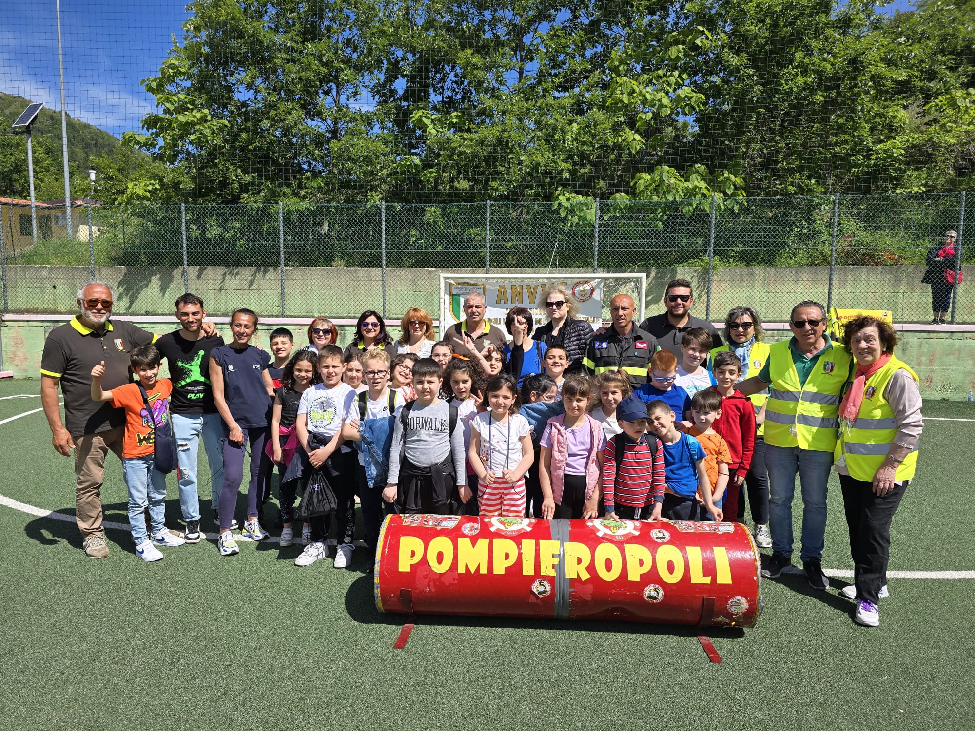 AVELLINO. Pompieropoli: Una Mattinata di Avventure per i Bambini dellIstituto Comprensivo G. Pascoli AVELLINO. Pompieropoli: Una Mattinata di Avventure per i Bambini dellIstituto Comprensivo G. Pascoli