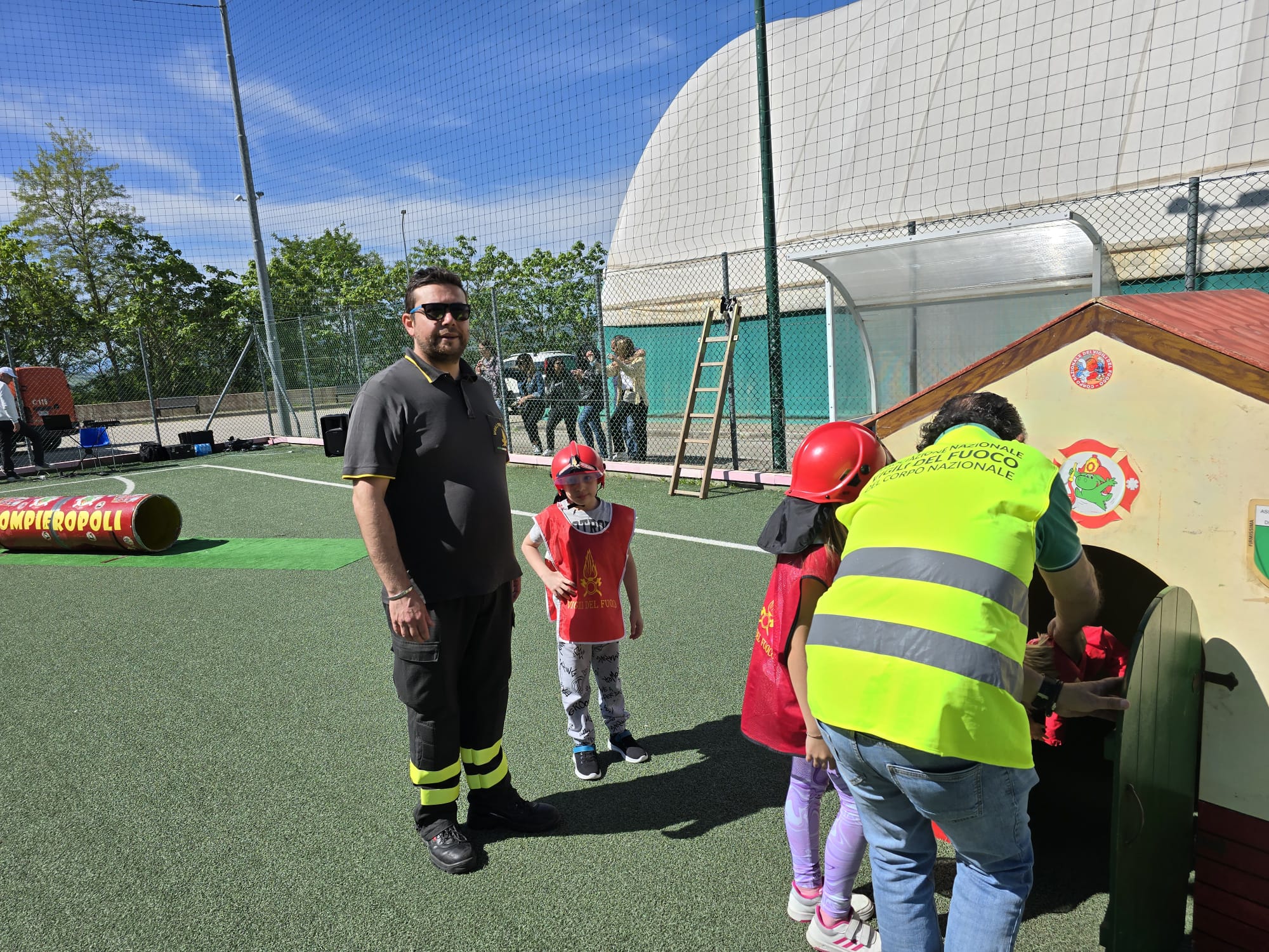 AVELLINO. Pompieropoli: Una Mattinata di Avventure per i Bambini dellIstituto Comprensivo G. Pascoli AVELLINO. Pompieropoli: Una Mattinata di Avventure per i Bambini dellIstituto Comprensivo G. Pascoli