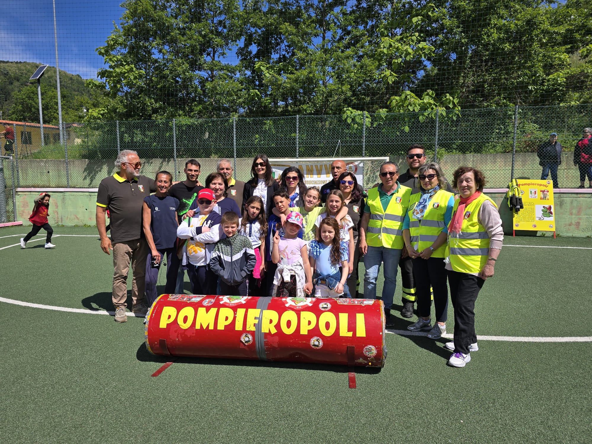 AVELLINO. Pompieropoli: Una Mattinata di Avventure per i Bambini dellIstituto Comprensivo G. Pascoli AVELLINO. Pompieropoli: Una Mattinata di Avventure per i Bambini dellIstituto Comprensivo G. Pascoli