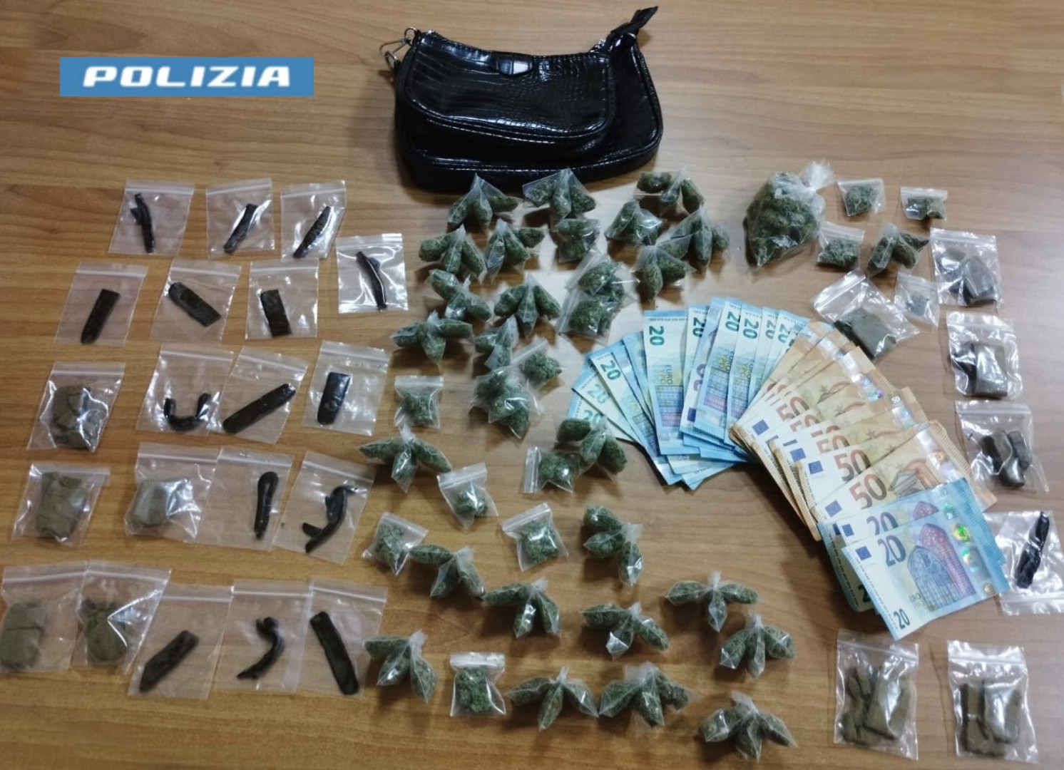 NAPOLI. Rione Berlingieri scoperto con oltre 120 dosi di droga