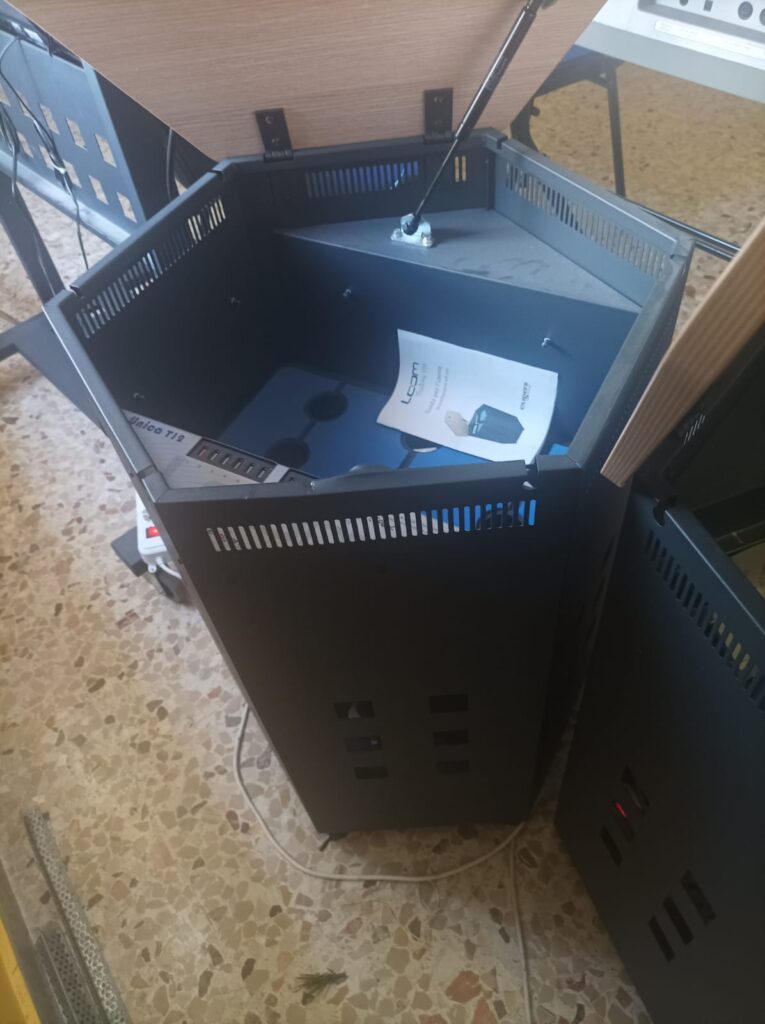 Furto e Atti Vandalici al Plesso Virgilio di Camposano: Indagini in Corso