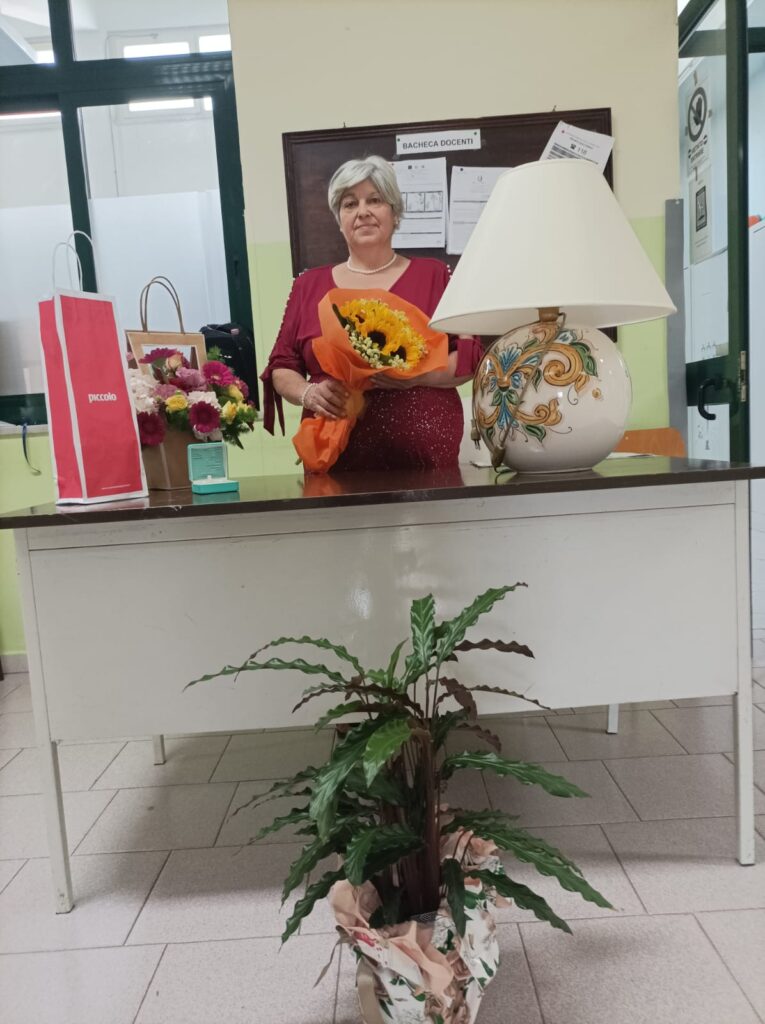 Sirignano Pensionamento per Carmina Napolitano storica collaboratrice scolastica del Manzoni Sirignano Pensionamento per Carmina Napolitano storica collaboratrice scolastica del Manzoni