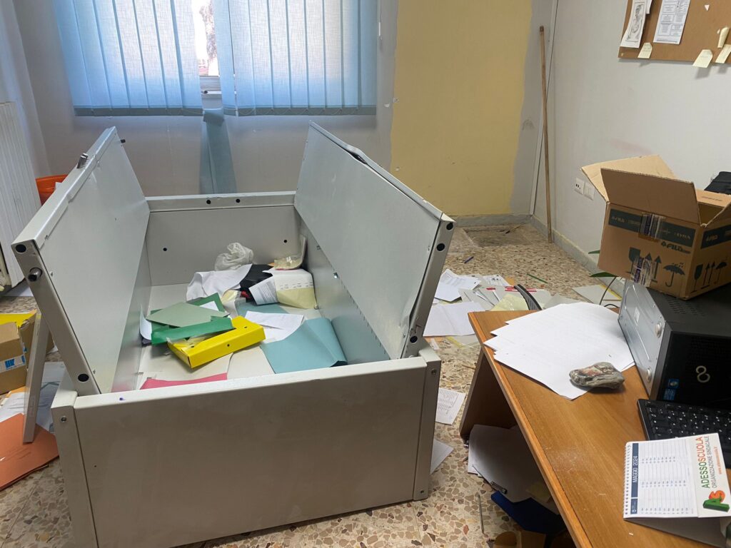 Furto e Atti Vandalici al Plesso Virgilio di Camposano: Indagini in Corso