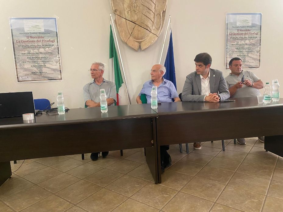 Nocciolo, gli agronomi irpini in campo per combattere la cimice asiatica Il presidente Castelluccio: “A lavoro una rete di colleghi specializzati nella gestione dell’agroecosistema” Nocciolo, gli agronomi irpini in campo per combattere la cimice asiatica Il presidente Castelluccio: “A lavoro una rete di colleghi specializzati nella gestione dell’agroecosistema”