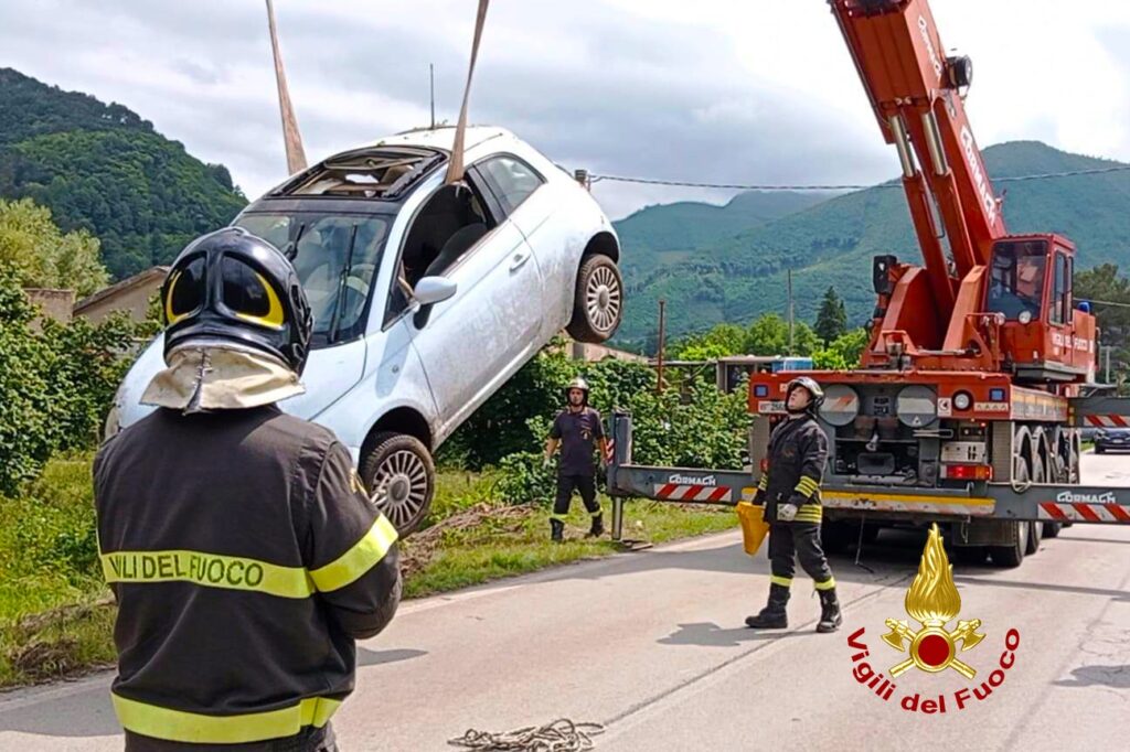 Incidente stradale a Forino: auto si ribalta, ragazza di Avellino ferita e trasportata allospedale Moscati