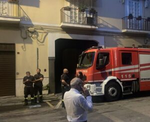 Un fulmine colpisce un palazzo a San Marzano sul Sarno durante la mini ondata di maltempo che si è abbattuta sullAgro: tempestivo lintervento di vigili del fuoco, forze dellordine e componenti dellamministrazione comunale