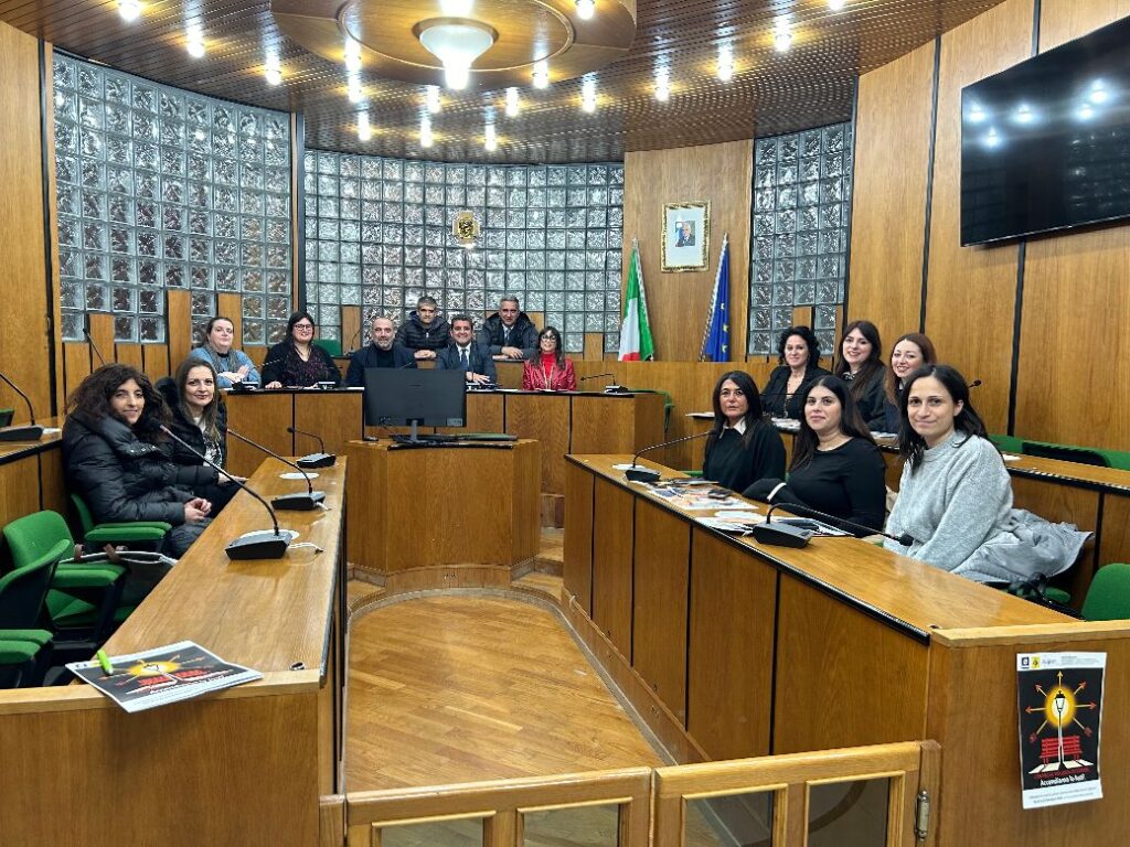 “Accendiamo le luci”, presentata l’iniziativa e acceso a Mercogliano il primo dei sette lampioni in vista del 25 novembre “Accendiamo le luci”, presentata l’iniziativa e acceso a Mercogliano il primo dei sette lampioni in vista del 25 novembre