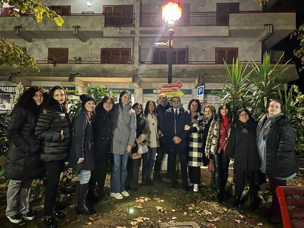 “Accendiamo le luci”, presentata l’iniziativa e acceso a Mercogliano il primo dei sette lampioni in vista del 25 novembre “Accendiamo le luci”, presentata l’iniziativa e acceso a Mercogliano il primo dei sette lampioni in vista del 25 novembre