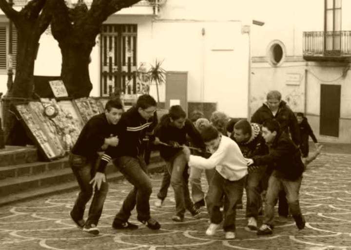 Sirignano e la Festa del Maio: un antico rito arboreo che unisce fede e tradizione Sirignano e la Festa del Maio: un antico rito arboreo che unisce fede e tradizione