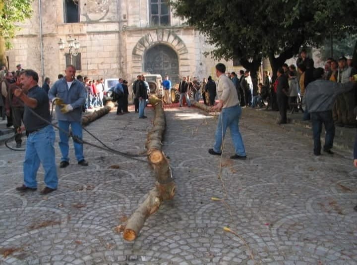 Sirignano e la Festa del Maio: un antico rito arboreo che unisce fede e tradizione Sirignano e la Festa del Maio: un antico rito arboreo che unisce fede e tradizione