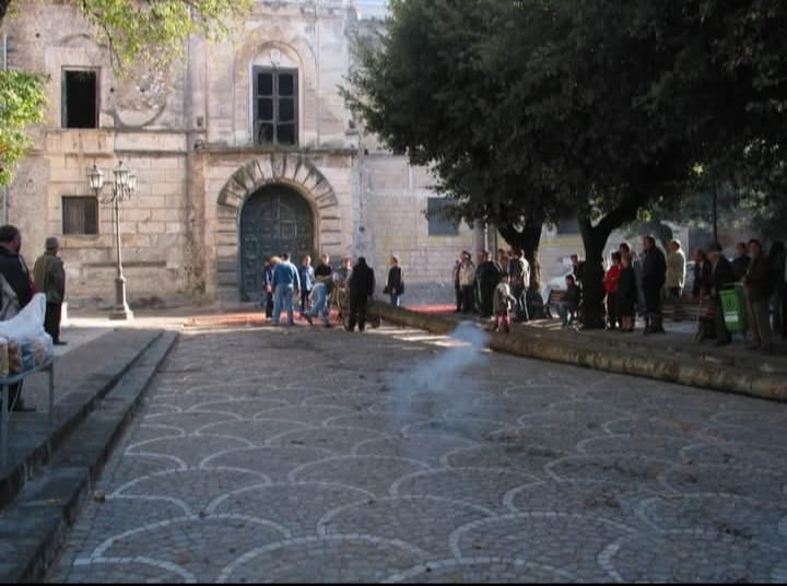 Sirignano e la Festa del Maio: un antico rito arboreo che unisce fede e tradizione Sirignano e la Festa del Maio: un antico rito arboreo che unisce fede e tradizione