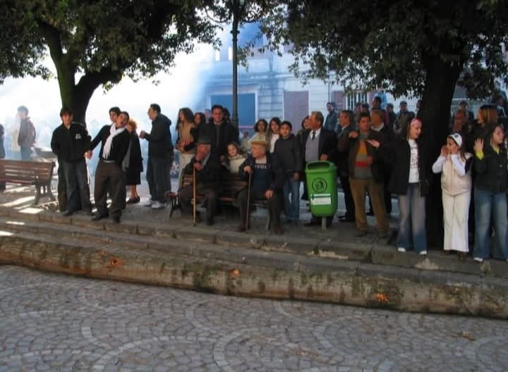 Sirignano e la Festa del Maio: un antico rito arboreo che unisce fede e tradizione Sirignano e la Festa del Maio: un antico rito arboreo che unisce fede e tradizione
