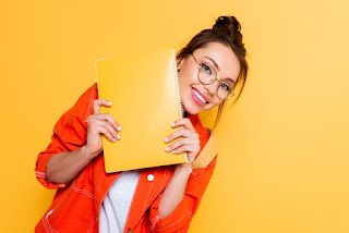 Scrivere una tesi in tempi stretti: strategie per studenti sotto pressione Scrivere una tesi in tempi stretti: strategie per studenti sotto pressione