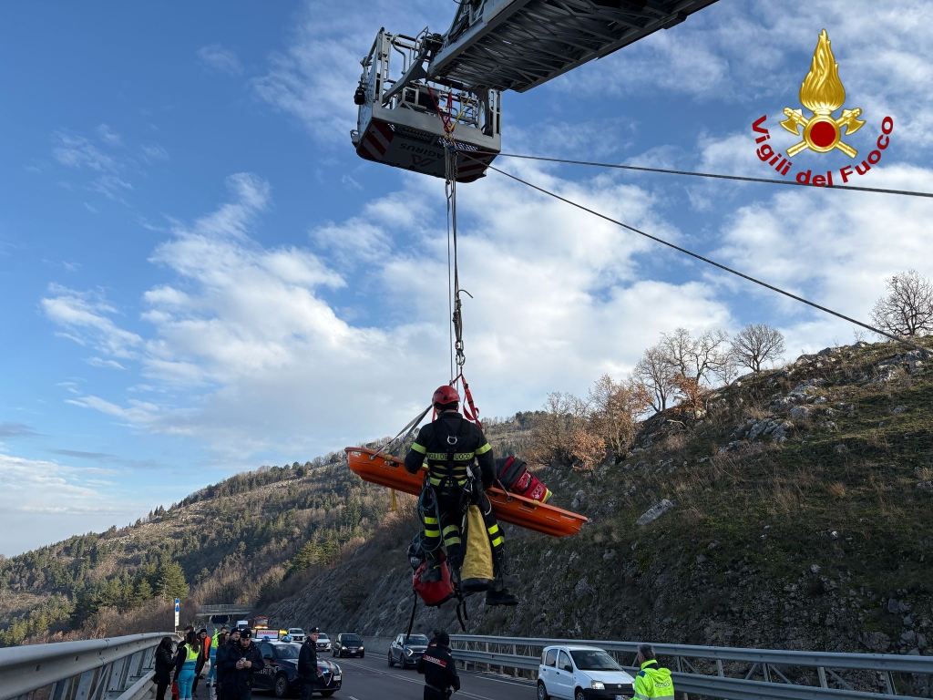 Salza Irpina: Vigili del Fuoco salvano 24enne sulla SS 7, giovane trasportato al Moscati