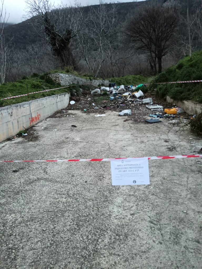 Sequestrata discarica abusiva ad Avella: degrado ambientale dietro il Castello Longobardo