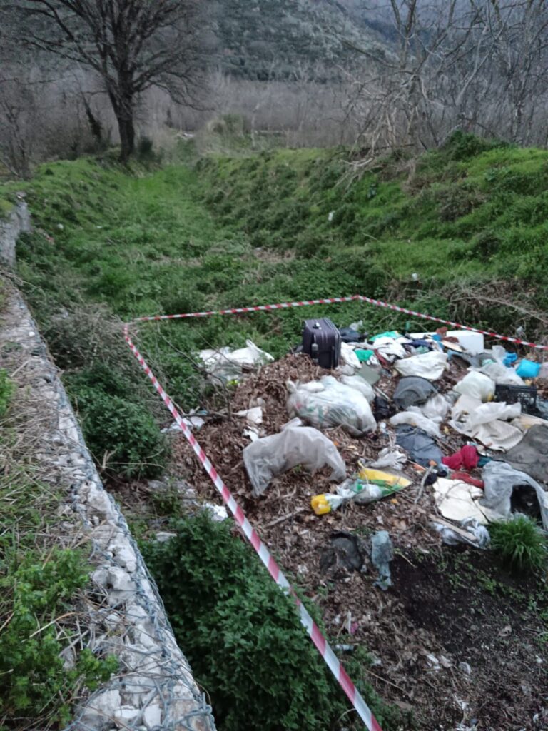 Sequestrata discarica abusiva ad Avella: degrado ambientale dietro il Castello Longobardo