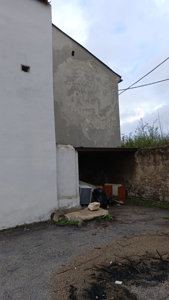 Avella: ancora rifiuti abbandonati nei pressi della chiesetta del Purgatorio, interviene la ditta per la rimozione Avella: ancora rifiuti abbandonati nei pressi della chiesetta del Purgatorio, interviene la ditta per la rimozione