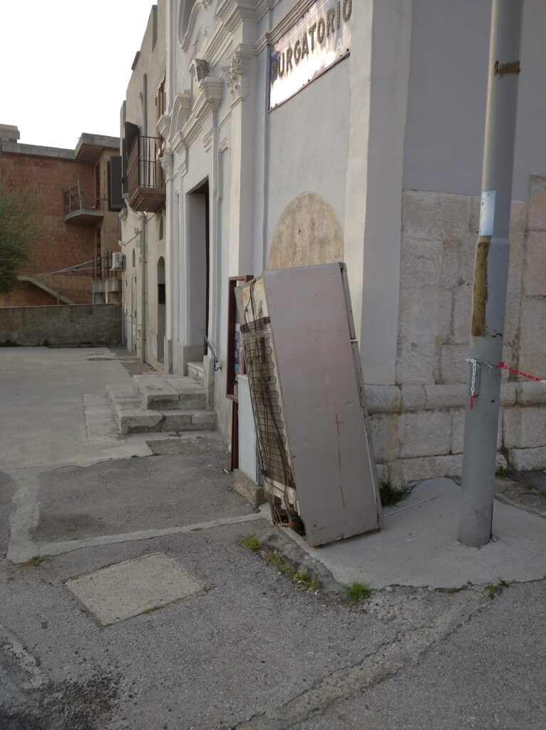 Avella: ancora rifiuti abbandonati nei pressi della chiesetta del Purgatorio, interviene la ditta per la rimozione Avella: ancora rifiuti abbandonati nei pressi della chiesetta del Purgatorio, interviene la ditta per la rimozione