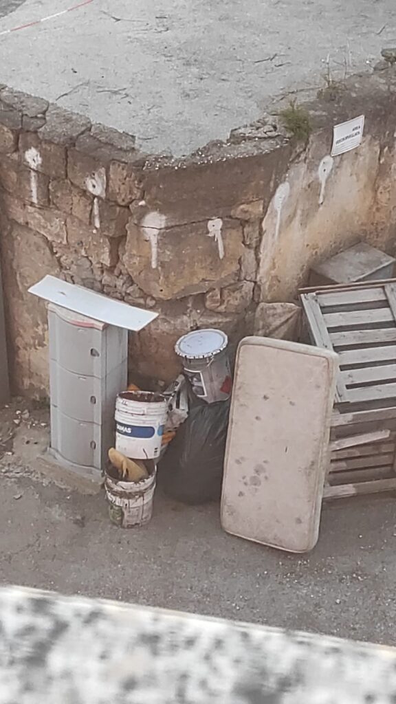 Avella: ancora rifiuti abbandonati nei pressi della chiesetta del Purgatorio, interviene la ditta per la rimozione Avella: ancora rifiuti abbandonati nei pressi della chiesetta del Purgatorio, interviene la ditta per la rimozione