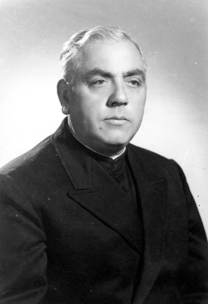 Carbonara di Nola rende omaggio a Don Agnello Saviano: la traslazione dei resti mortali nel Santuario dei SS Cosma e Damiano