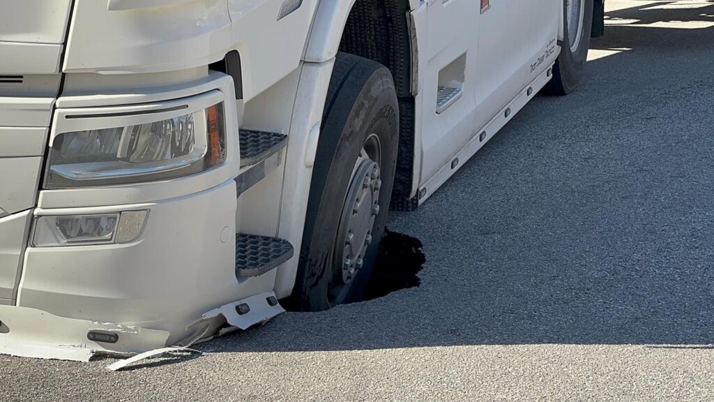 Avella, cedimento del manto stradale: tir sprofonda con una ruota e blocca il traffico. Foto