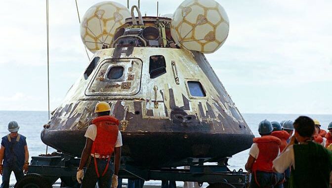 800px-Apollo13_csm_recovery_MGZOOM