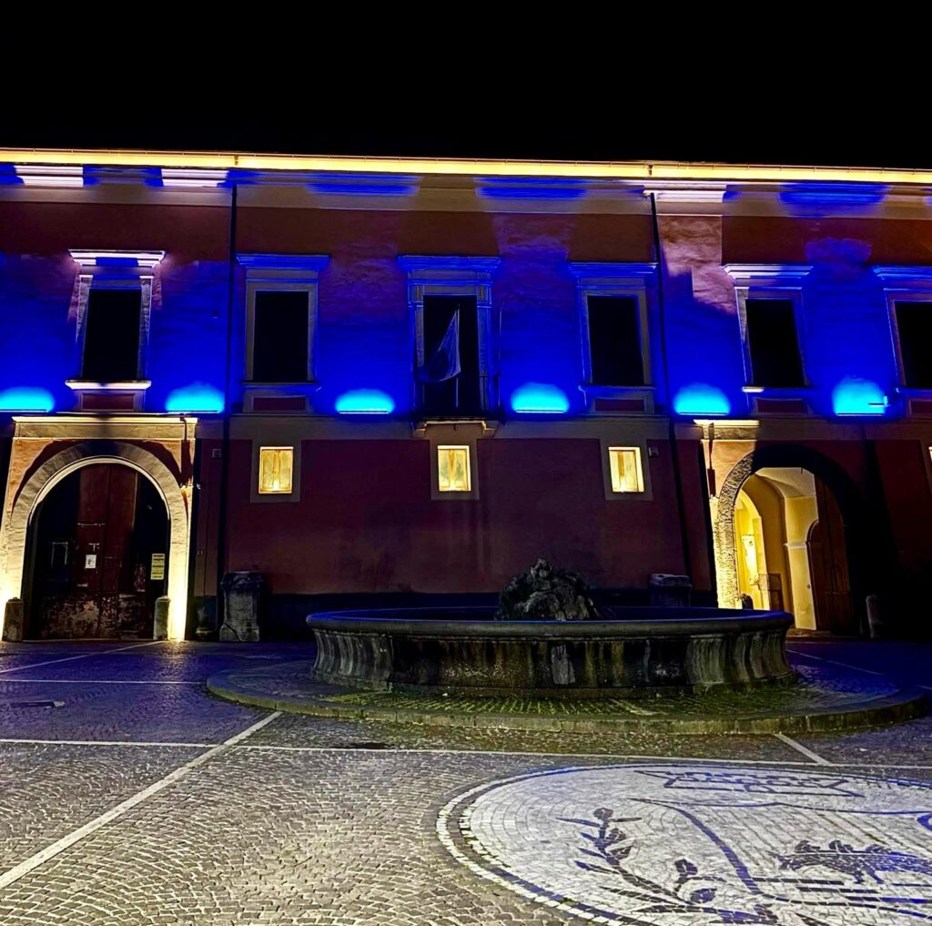 Avella, il Palazzo Baronale si illumina di blu per la Giornata Mondiale della Consapevolezza sull’Autismo