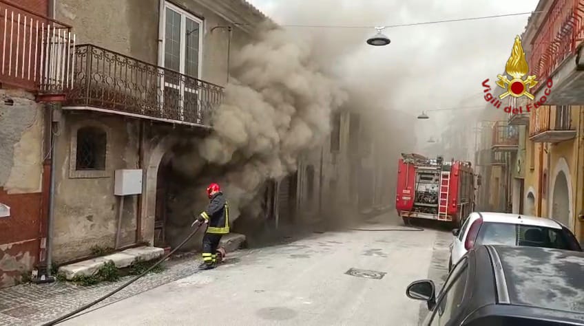 Incendio a Chiusano San Domenico: evacuate le scuole per precauzione