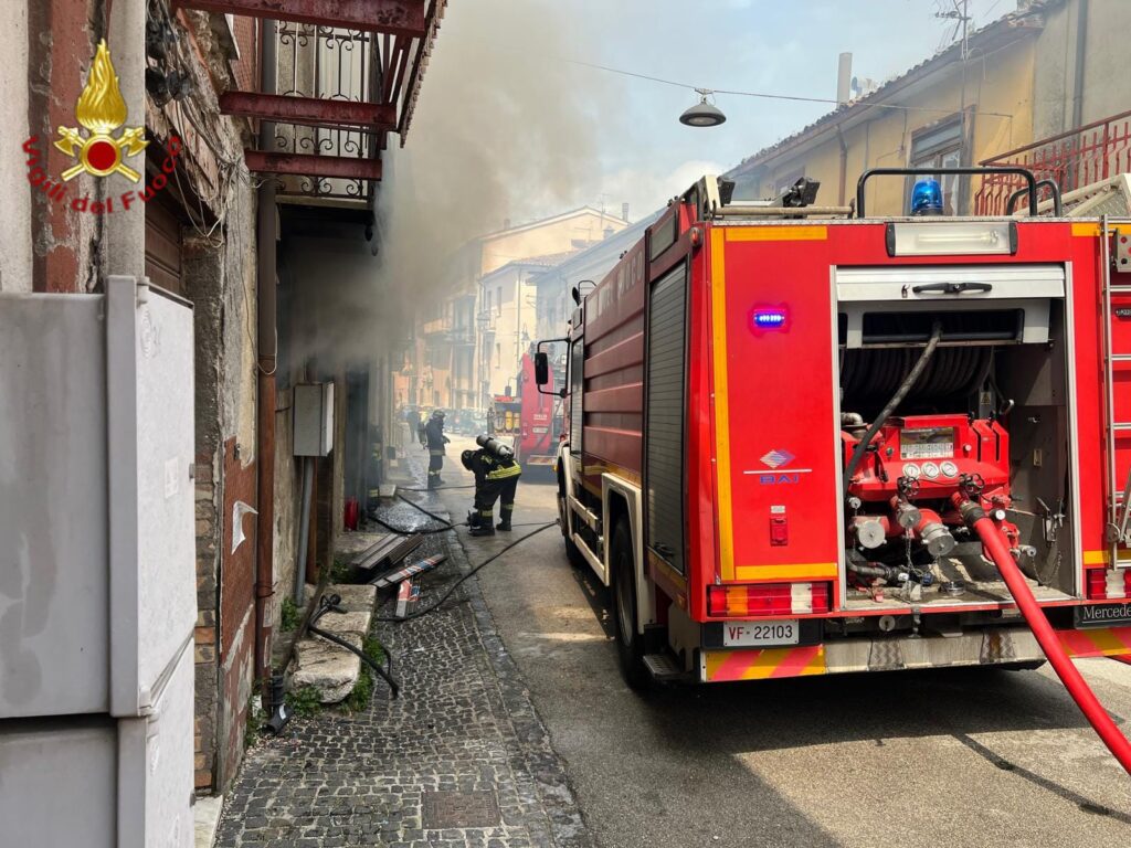Incendio a Chiusano San Domenico: evacuate le scuole per precauzione