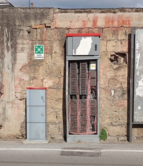 Pericolo in via Provinciale Avella Baiano: cabina telefonica Telecom priva di coperchio espone cavi e crea rischio per i passanti Pericolo in via Provinciale Avella Baiano: cabina telefonica Telecom priva di coperchio espone cavi e crea rischio per i passanti