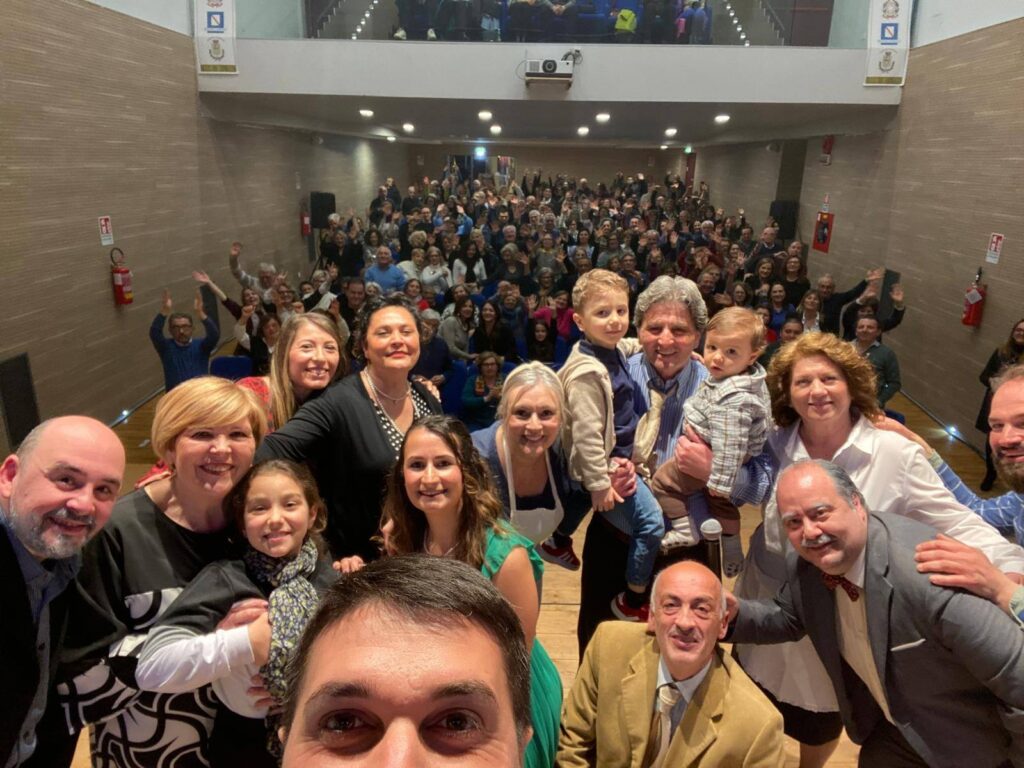 “Ditegli sempre di sì” conquista il pubblico: successo per la rassegna “Anteprima Teatro Sotto le Stelle – Premio Vito Molaro 2025”