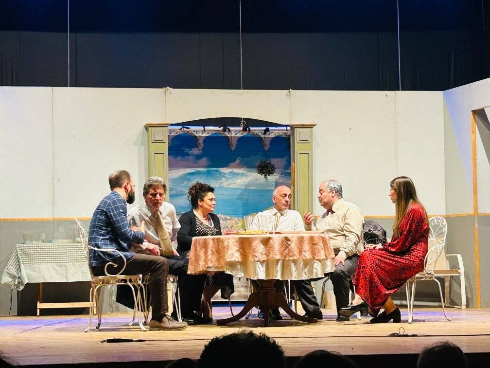 “Ditegli sempre di sì” conquista il pubblico: successo per la rassegna “Anteprima Teatro Sotto le Stelle – Premio Vito Molaro 2025”