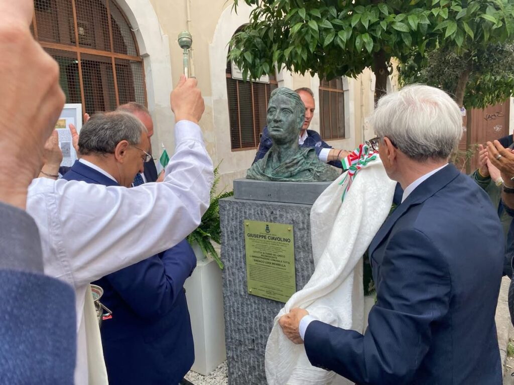 Torre del Greco, omaggio al preside Giuseppe Ciavolino: scoperto il busto al liceo artistico con la presenza del prefetto Di Bari