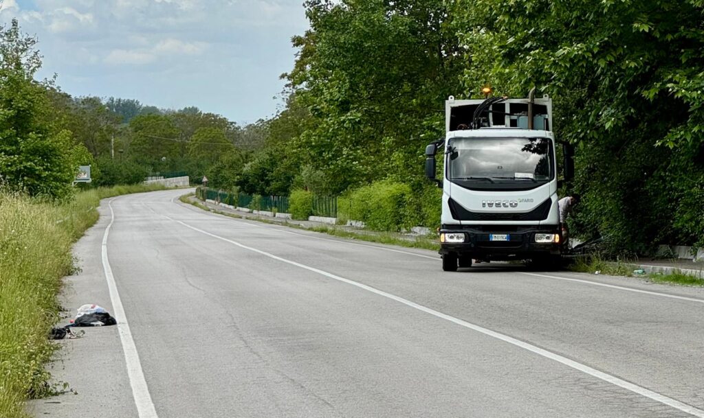 Pulizia straordinaria a Mugnano, l’assessore Litto:  «Chi sporca danneggia tutti».(Foto)