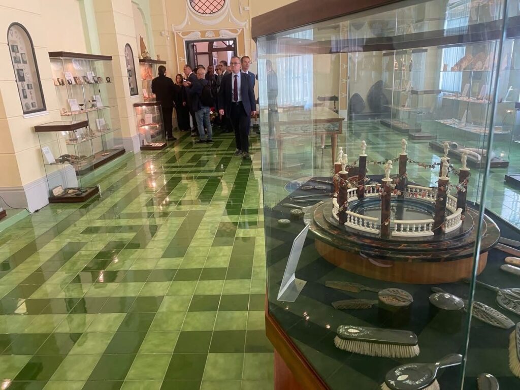 Torre del Greco, omaggio al preside Giuseppe Ciavolino: scoperto il busto al liceo artistico con la presenza del prefetto Di Bari