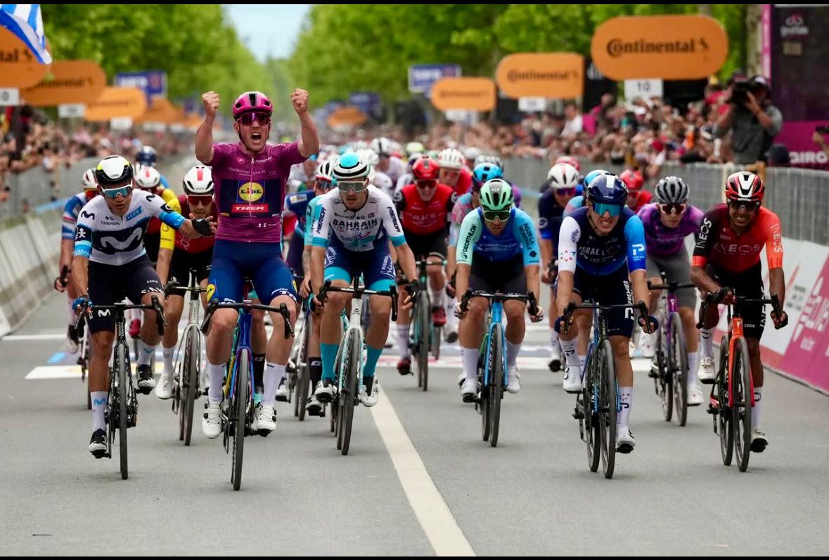 Giro d’Italia, Pedersen trionfa a Valona e si riprende la maglia rosa: sei italiani nella top 10, Fortunato re della montagna