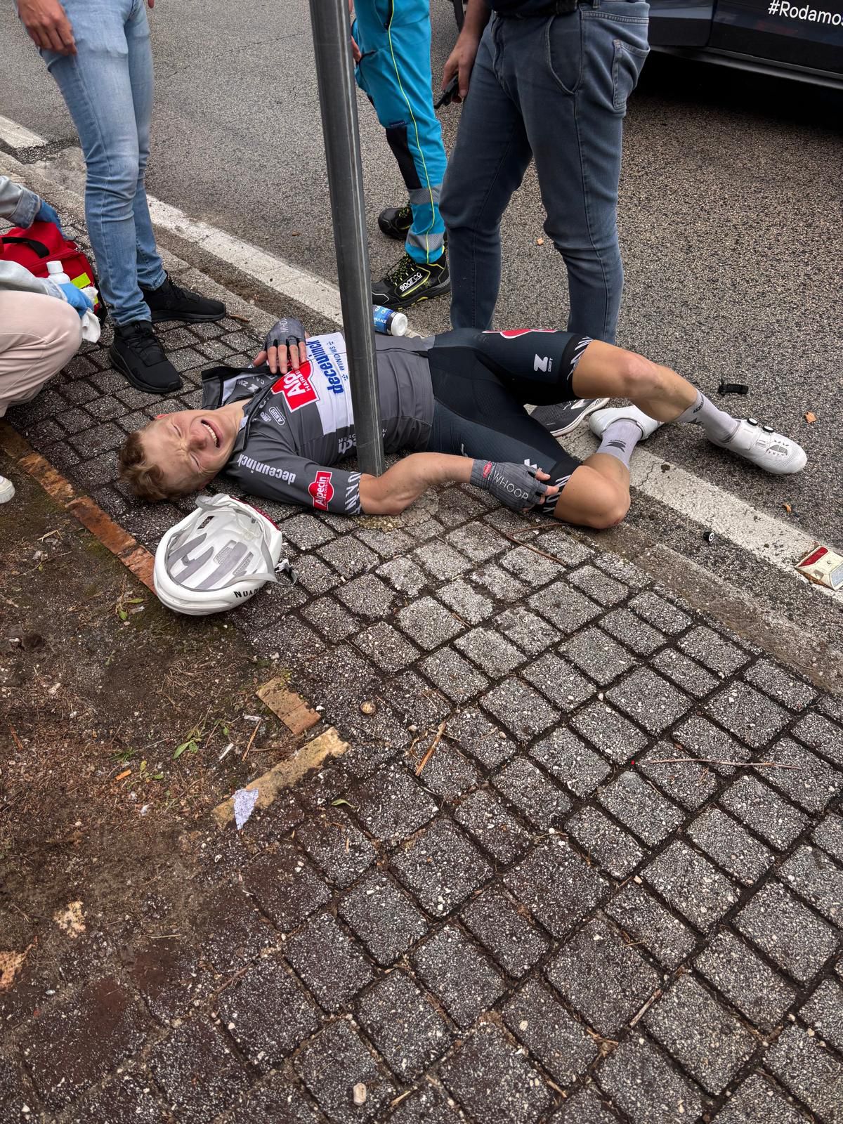 Giro d’Italia 2025, sesta tappa segnata da una maxi caduta: Groves vince a Napoli, Pedersen resta in maglia rosa