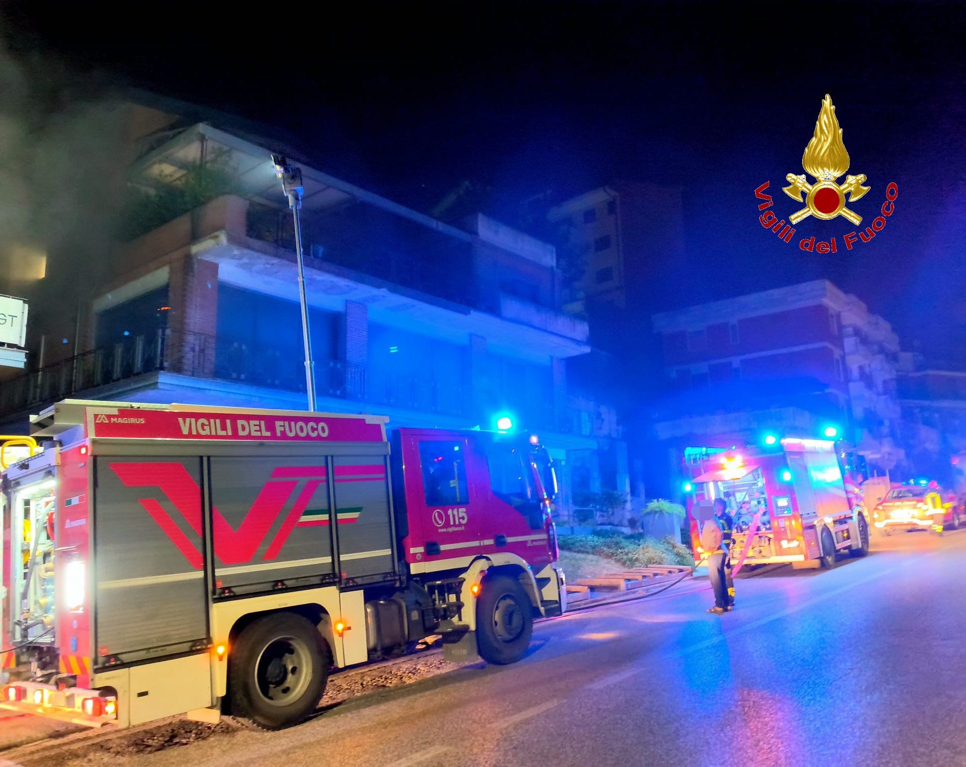 Notte di fuoco a Caiazzo: incendio in un ristorante, salvi residenti e struttura