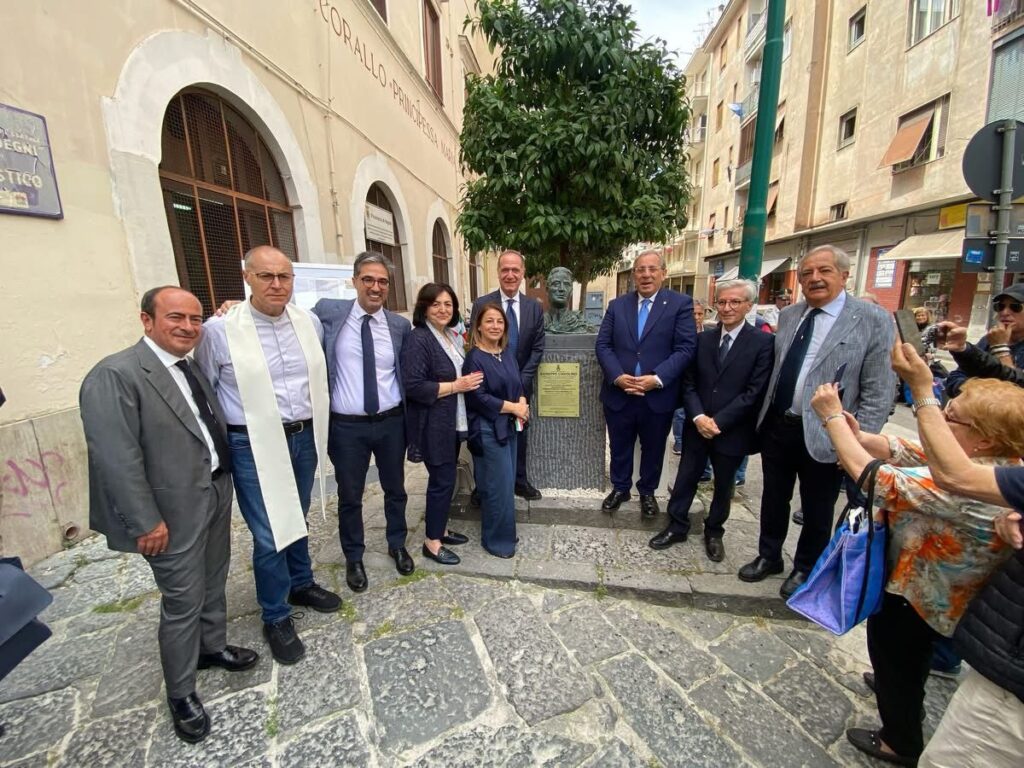 Torre del Greco, omaggio al preside Giuseppe Ciavolino: scoperto il busto al liceo artistico con la presenza del prefetto Di Bari