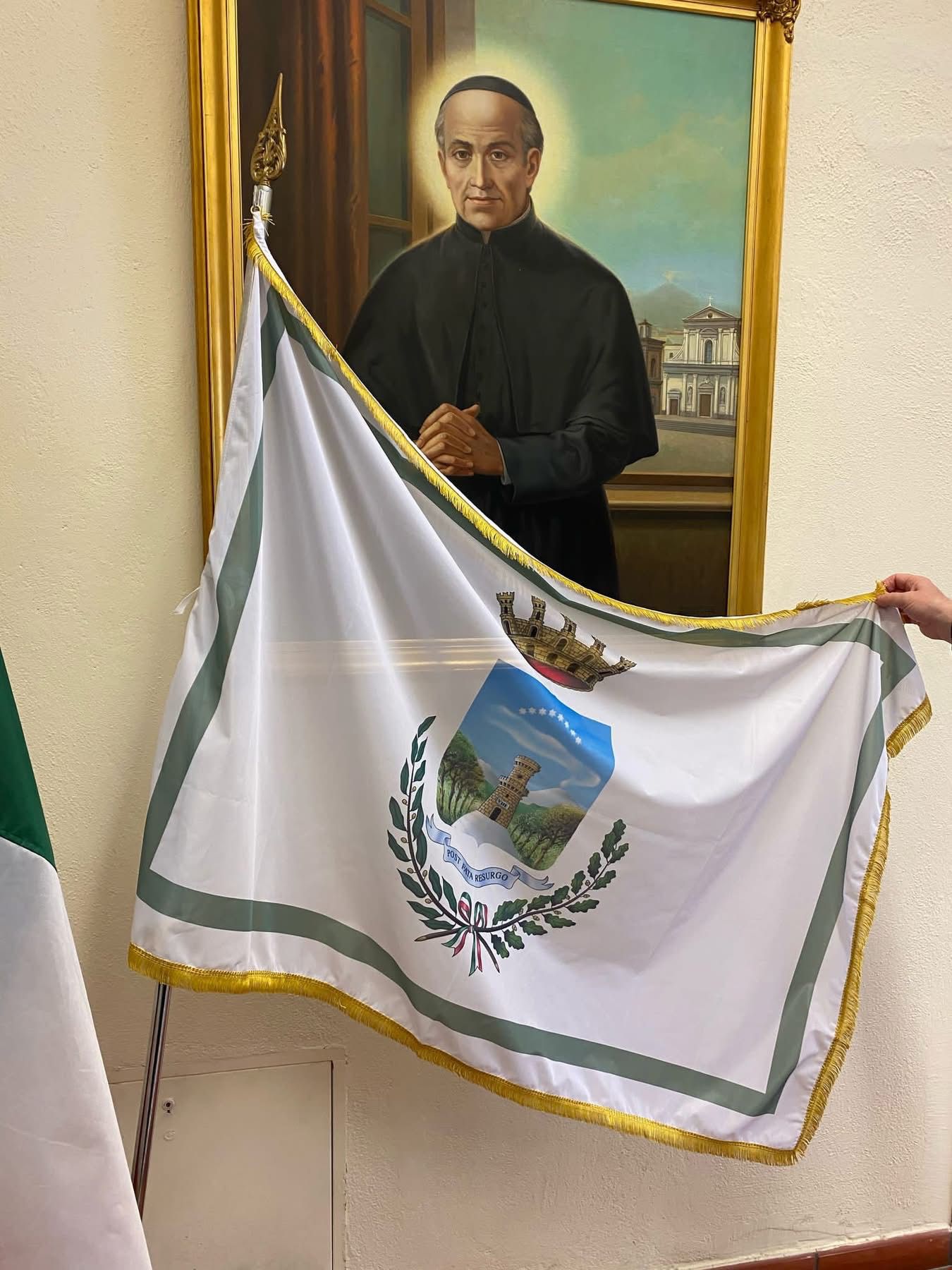Torre del Greco, ritrovato un antico vessillo comunale: ora esposto nel Palazzo Baronale insieme alla nuova bandiera cittadina