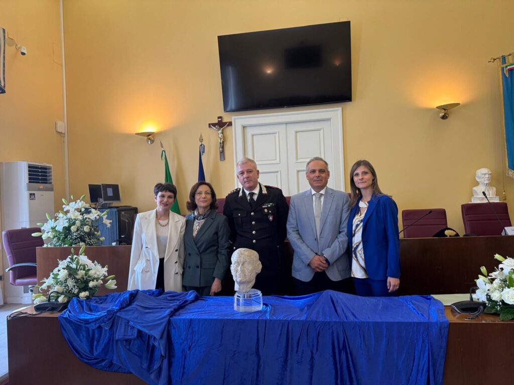 NOLA. Orgoglio e storia! Gli alunni del Carducci alla cerimonia di consegna del reperto archeologico